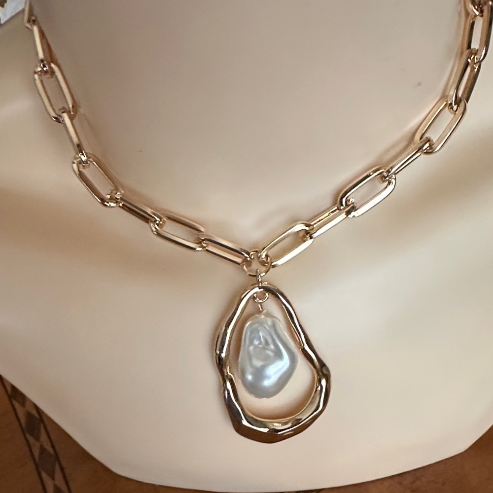 Camila Coelho Gold Link Necklace with Iridescent Pearl Pendant - Picture 8 of 11